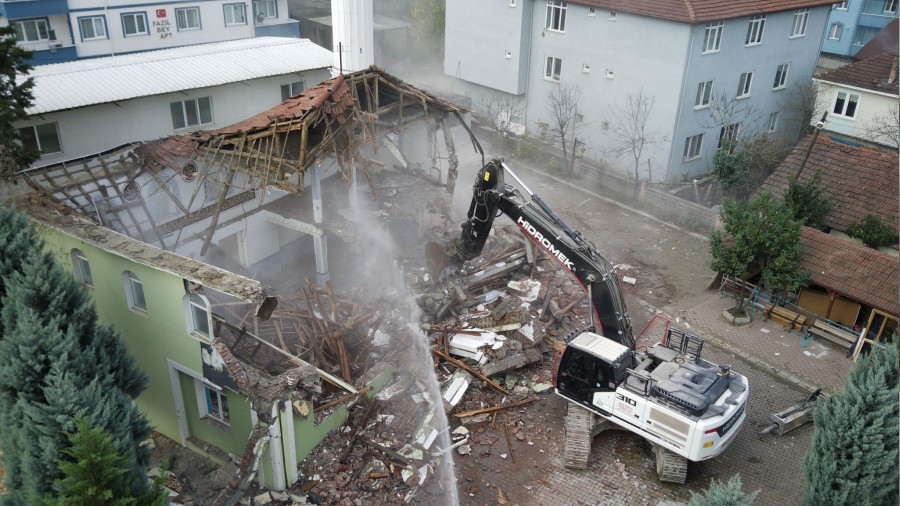Depremden sonra yklan caminin temelleri atld